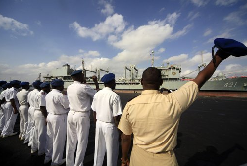 نظامیان نیروی دریایی ارتش سودان در مراسم بدرقه کشتی های نظامی ایران