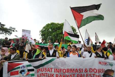 Indonesian Muslim students attend a protest against fresh Israeli air strikes on the Gaza Strip, outside the US embassy in Jakarta on November 18, 2012.