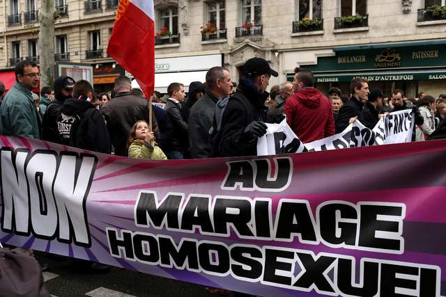 Fransada homoseksuallara qarşı "Ailə müqəddəsdir" yürüşü