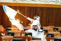 Deputat parlamentdə İsrail bayrağını yandırdı