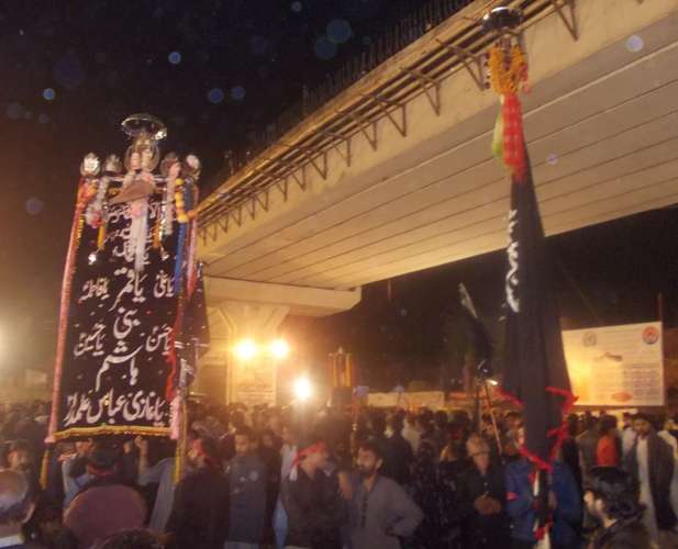 لاہور میں عاشورہ کا جلوس روایتی راستوں پر رواں دواں