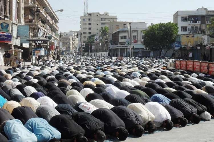 کراچی میں یوم عاشور کے مرکزی جلوس میں نماز باجماعت کی تصویری جھلکیاں