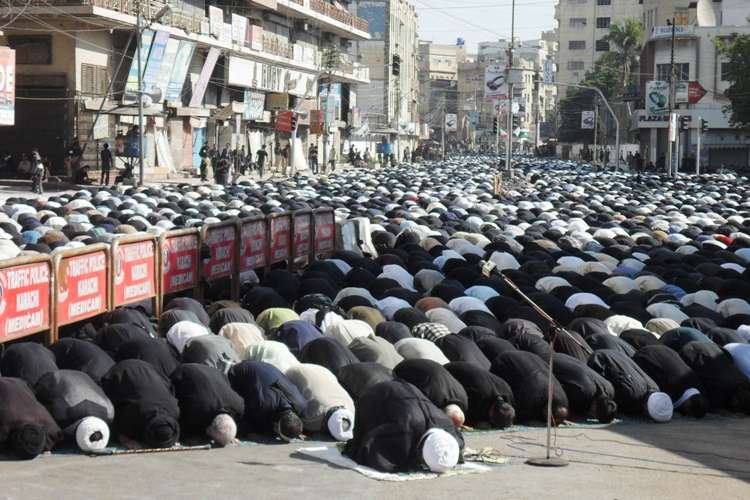 کراچی میں یوم عاشور کے مرکزی جلوس میں نماز باجماعت کی تصویری جھلکیاں