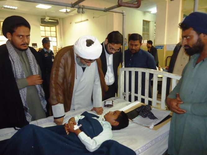 علامہ راجہ ناصر عباس ڈی آئی خان دھماکے کے زخمیوں کی عیادت کرتے ہوئے