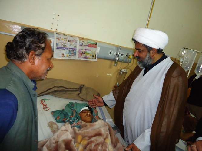 علامہ راجہ ناصر عباس ڈی آئی خان دھماکے کے زخمیوں کی عیادت کرتے ہوئے