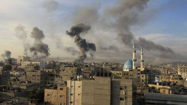 Smoke rises from Gaza following an Israeli attack on the city on November 21, 2012.