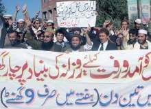 پشاور، چترالی باشندوں کا لواری ٹنل کو روزانہ کی بنیاد پر کھلا نہ رکھنے کے خلاف احتجاج