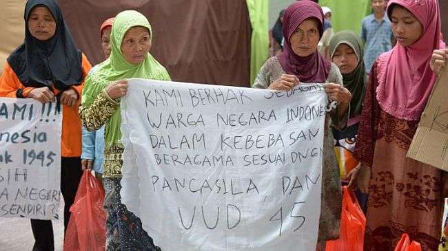 Indonesian Shia Muslim women hold a banner reading "We as Indonesian citizen have right to embrace our beliefs in accordance to Indonesian philosophical foundation 