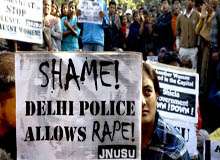 دہلی میں اجتماعی عصمت دری کے خلاف مظاہرے جاری