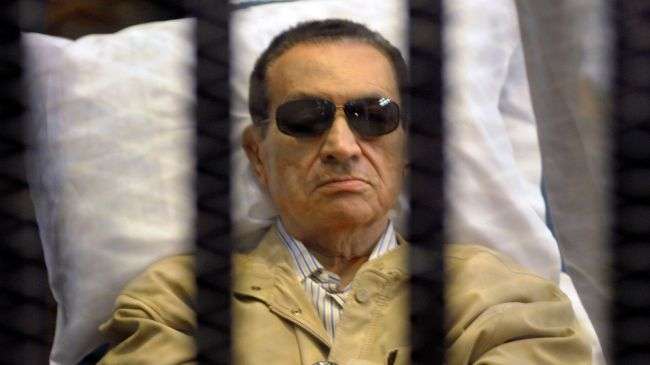 Former Egyptian dictator Hosni Mubarak sits inside a cage in a courtroom during his verdict hearing in Cairo, June 2, 2012.