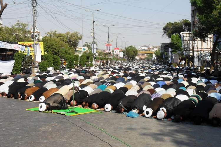 کراچی میں چہلم امام حسین (ع) کے موقع پر نماز ظہرین کی تصویری جھلکیاں