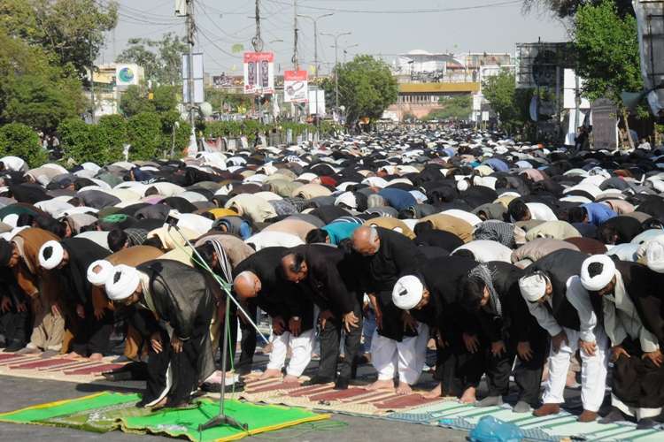کراچی میں چہلم امام حسین (ع) کے موقع پر نماز ظہرین کی تصویری جھلکیاں