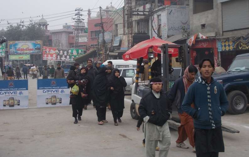 لاہور میں چہلم کا مرکزی جلوس اپنے روایتی راستوں پر رواں دواں