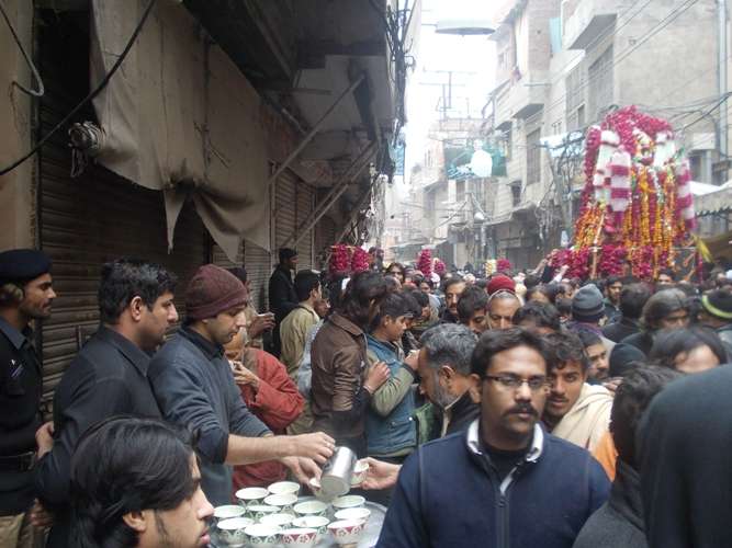 لاہور میں چہلم کا مرکزی جلوس اپنے روایتی راستوں پر رواں دواں