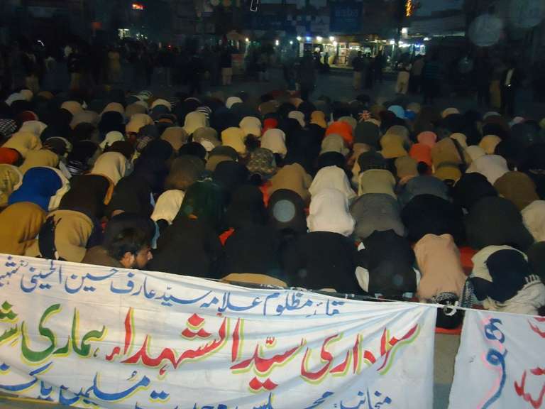 ملتان میں سانحہ کوئٹہ کے خلاف دیے گئے دھرنےکے شرکاء نماز باجماعت ادا کررہے ہیں