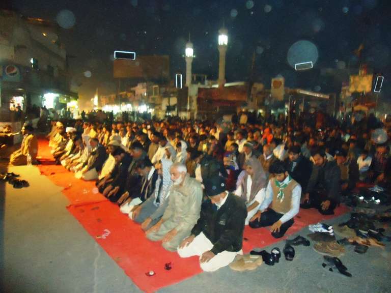 ملتان میں سانحہ کوئٹہ کے خلاف دیے گئے دھرنےکے شرکاء نماز باجماعت ادا کررہے ہیں