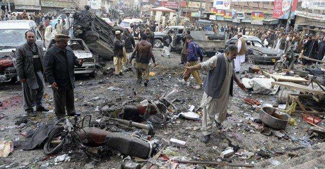 12 dead and 40 injured in a bomb blast near security post in Pakistan