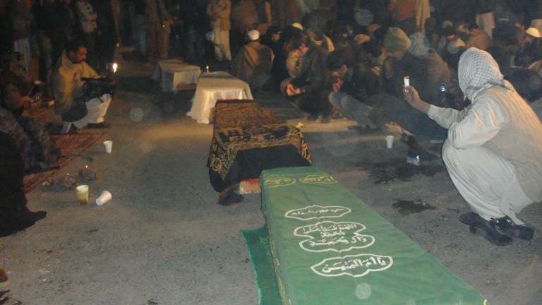 پشاور دھرنے میں مظلومین کوئٹہ کیساتھ اظہار یکجہتی کیلئے علامتی جنازے
