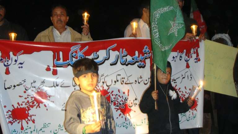 پشاور دھرنے میں مظلومین کوئٹہ کیساتھ اظہار یکجہتی کیلئے علامتی جنازے
