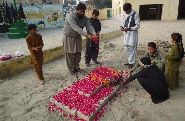 علی پور گھلواں میں شہید مستونگ فضل حسین گھلو کی تدفین