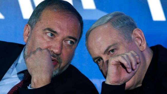 Israeli Prime Minister Benjamin Netanyahu (R) and former Foreign Minister Avigdor Lieberman (L)