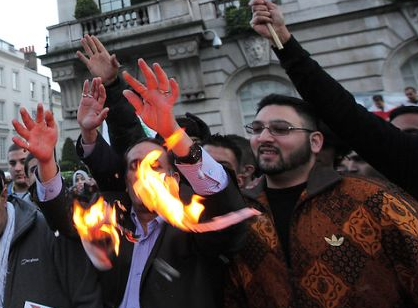 بحرینی‌های انگلیس مقابل سفارت عربستان سعودی در لندن تحصن کردند
