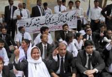 کراچی،وکلاء کی ٹارگٹ کلنگ کے خلاف سندھ بار ایسوسی ایشن کا وزیراعلیٰ ہاؤس کے باہر دھرنا