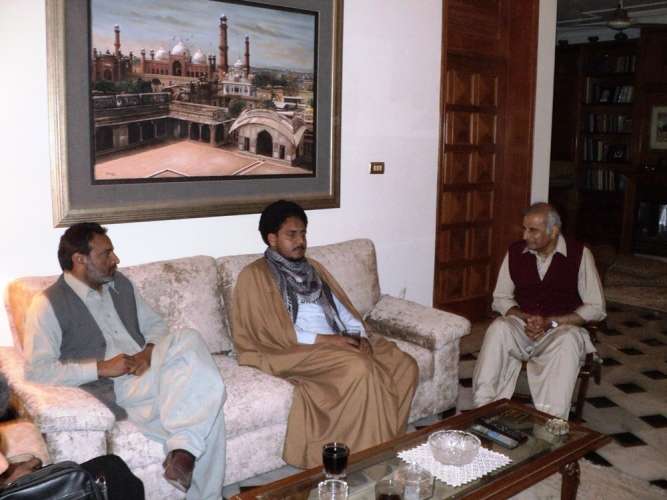 ایم ڈبلیوایم کاوفد صوبائی سیکرٹری سیاسیات کی قیادت میں سابق صوبائی وزیرحسین جہانیاں سے ملاقات کررہاہے