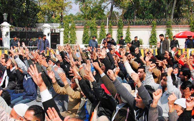 لاہور میں گورنر ہاوس کے سامنے احتجاجی دھرنا