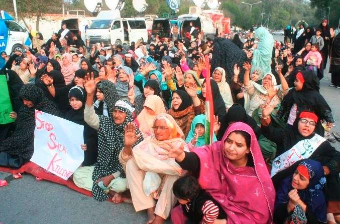 لاہور میں گورنر ہاوس کے سامنے احتجاجی دھرنا