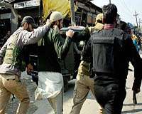 مقبوضہ کشمیر میں مظاہروں کے دوران کی گئی پولیس کی عکس بندی، 300 نوجوان گرفتار