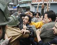 مقبوضہ کشمیر میں اعلانیہ و غیر اعلانیہ کرفیو کا نفاذ، بھارتی تشدد میں 60 زخمی