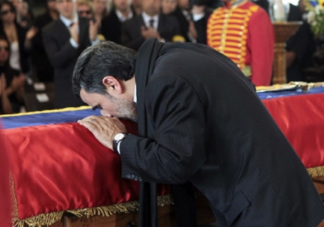 «محمود احمدی‌نژاد» در حال ادای احترام به رئیس‌جمهور فقید ونزوئلا