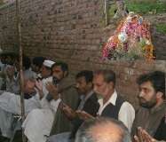 پشاور، شہید ظہیر عباس سپرد خاک، ایم ڈبلیو ایم کے وفد کی لواحقین سے تعزیت