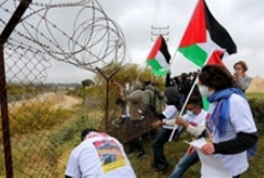عبور فلسطینیان از سیم خاردار مقابل زندان «عوفر» در رام‌الله