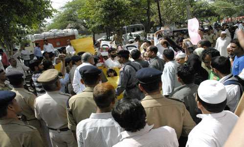 نئی دہلی میں لبریشن فرنٹ کے زیر اہتمام کشمیریوں کا احتجاجی دھرنا