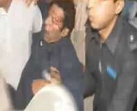 لاہور، عمران خان اسٹیج پر چڑہتے ہوئے لفٹر سے گر کر زخمی، سر میں شدید چوٹ