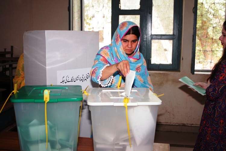 الیکشن 2013ء، لاہور کے مختلف پولنگ اسٹیشن پر ووٹنگ کا عمل جاری