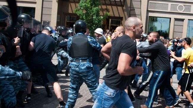 Pro-, anti-government protesters clash in Ukraine capital
