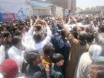 پشاور، دھماکہ کے شہداء سپرد خاک، سروس روڈ پر احتجاج