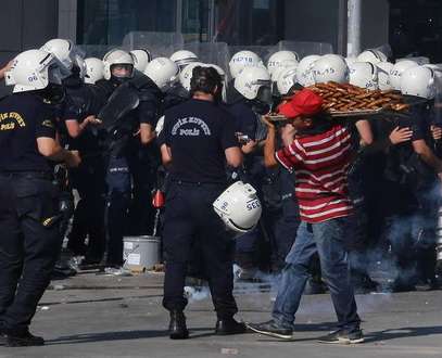 اعتراضات گسترده مردمی به سیاست های اردوغان؛ حدود یک هزار نفر دستگیر شدند!