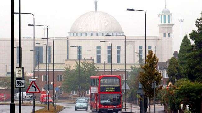 An American Islamic group has urged British mosques to install security facilities.