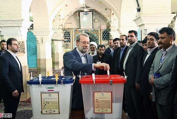 ایرانی پارلیمنٹ کے اسپیکر ڈاکٹر علی لاریجانی اپنا ووٹ کاسٹ کر رہے ہیں