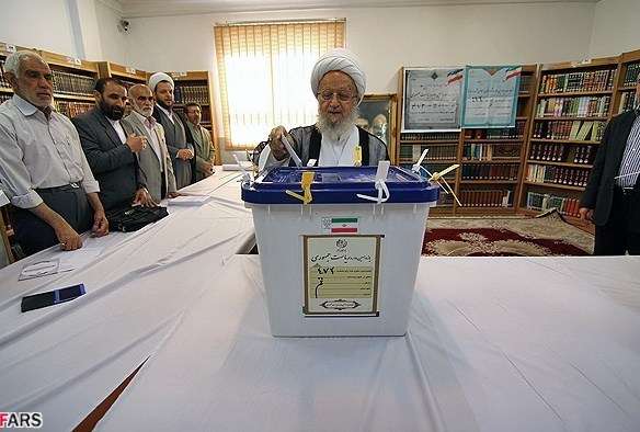 مرجع عالی قدر آیت اللہ العظمٰی ناصر مکارم شیرازی اپنا ووٹ کاسٹ کر رہے ہیں