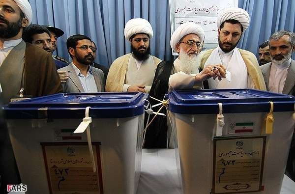مرجع عالی قدر آیت اللہ العظمٰی نوری ہمدانی اپنا ووٹ کاسٹ کر رہے ہیں
