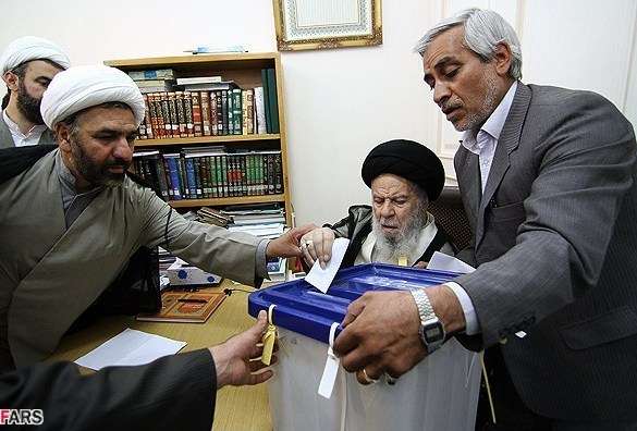 مرجع عالی قدر آیت اللہ العظمٰی موسوی اردبیلی اپنا ووٹ کاسٹ کر رہے ہیں