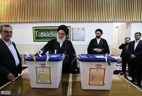 مرجع عالی قدر آیت اللہ العظمٰی ہاشمی شاہرودی اپنا ووٹ کاسٹ کر رہے ہیں