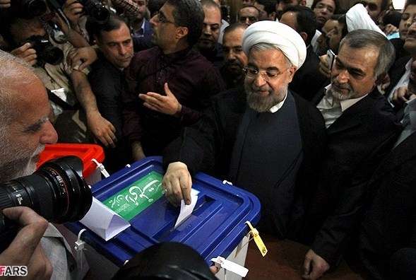 صدارتی امیدوار ڈاکٹر حسن روحانی اپنا ووٹ کاسٹ کر رہے ہیں