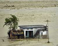 شمالی بھارت میں شدید بارشوں سے زندگی متاثر، 70 ہلاک