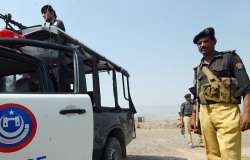 پشتہ خرہ میں مشتعل افراد کا پولیس اہلکاروں پر حملہ، اشتہاری کو فرار کروادیا